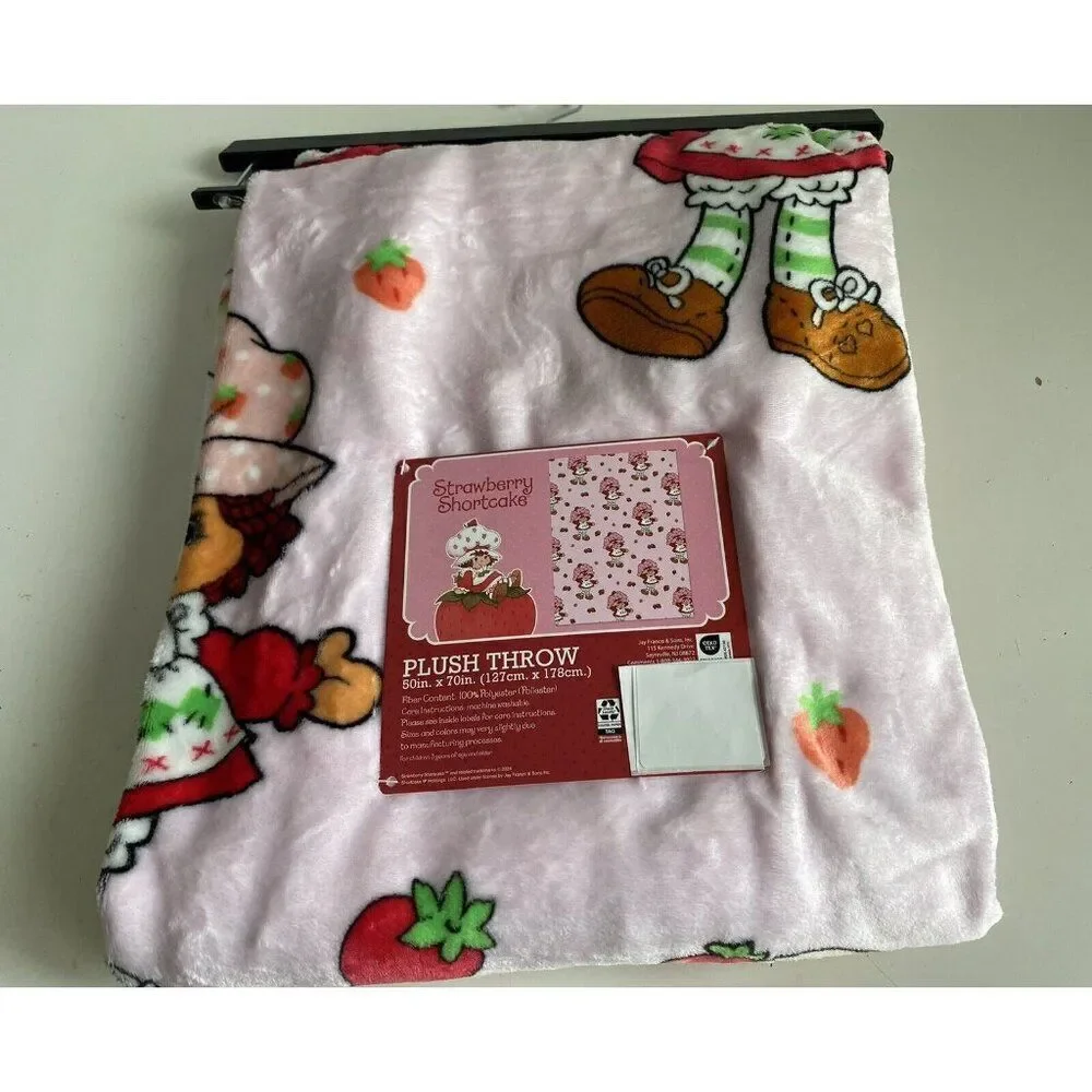 Strawberry Shortcake 50 X 70” Soft‎ Plush Throw Blanket Retro Classic NEW